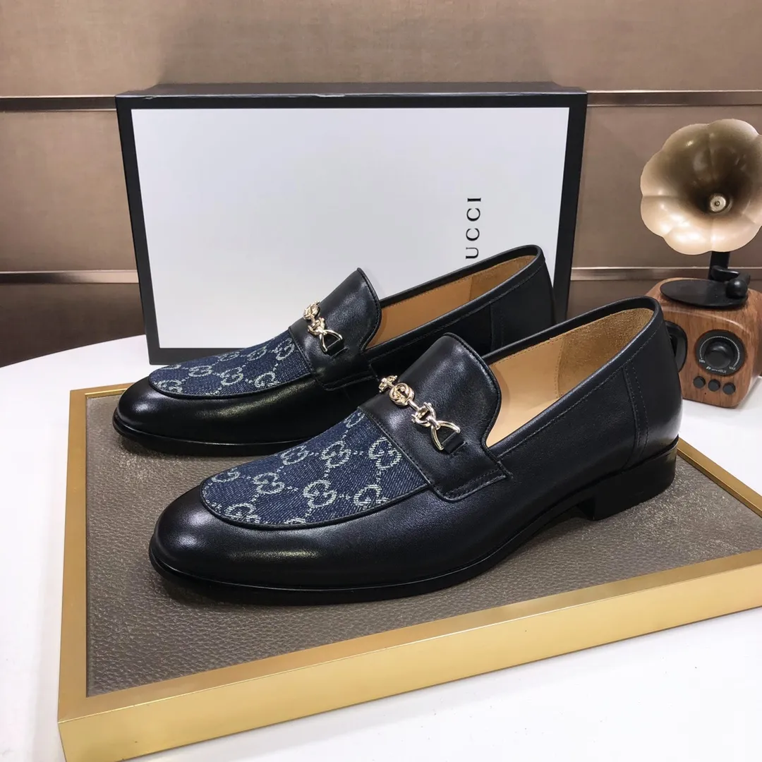 Factory batch 500💰Italy’s top luxury men’s shoe giant (GUCCI) (Gucci) (full cowhide lining) new arrival🍃Original European style🔰 Pleasant to the eye😍In order to make the shoes more durable and non-deformable🌀The production continues to follow traditional methods but there is still no lack of innovation💪The original sheepskin is selected for the leather♻️Smooth, natural and extra bright⭐Made of imported cowhide The rich man’s first choice 38-45 (45 customized)